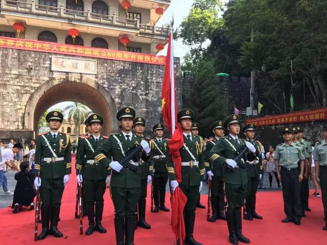 凭祥市在友谊关举行庆祝中华人民共和国成立69周年升国旗仪式