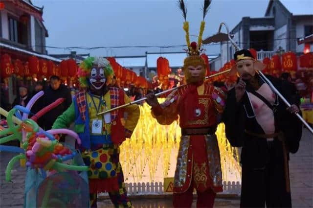 元宵节平凉万人空巷，游古镇、赏花灯、猜灯谜