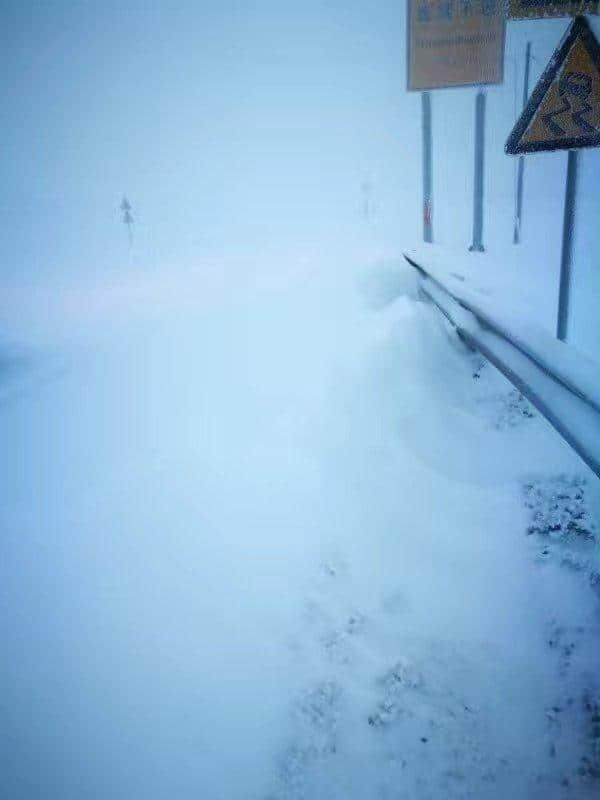 紧急通知（折多山大雪封山，交通中断）