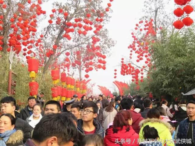 开封旅游年卡恢复使用首日，万岁山庙会遭遇客流井喷！