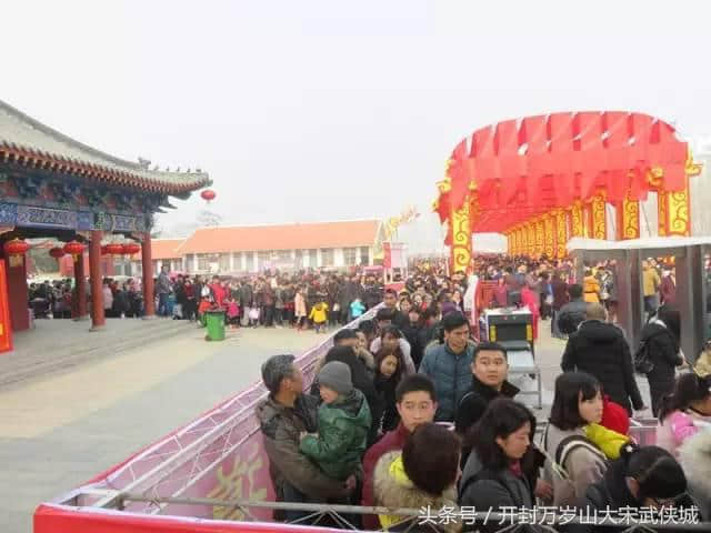 开封旅游年卡恢复使用首日，万岁山庙会遭遇客流井喷！