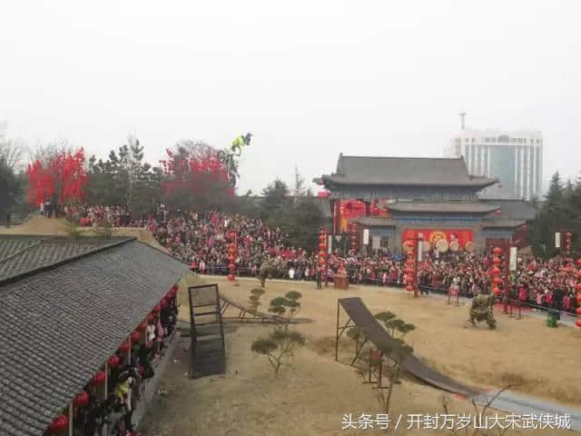 开封旅游年卡恢复使用首日，万岁山庙会遭遇客流井喷！