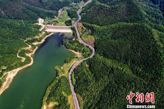 航拍江西萍乡芦万武旅游公路 依山傍水风光秀美