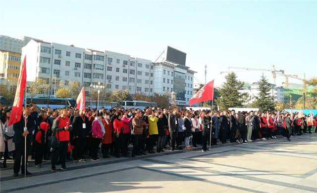 平凉市举办2018“颂党恩 庆丰收”冬春惠民旅游——“魅力中国城 问道崆峒山万人崆峒赏红叶”踩线宣传活动