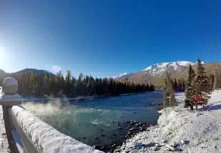 国庆各地人流如潮，喀纳斯の雪中之秋低调绽放