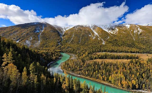 新疆是个好地方，喀纳斯湖最受欢迎的景点月亮湾